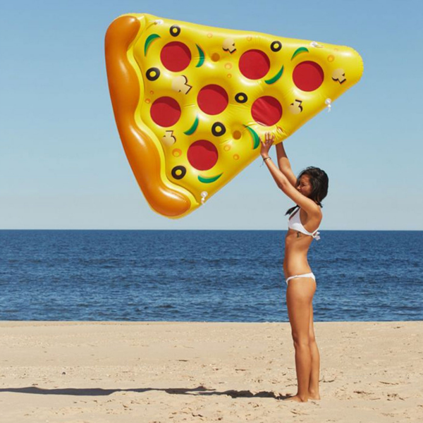matelas-gonflable-pizza-jeu-piscine-plage-concept_piscine_design