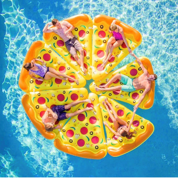 bouee-gonflable-pizza-6_places-jeu-piscine-concept_piscine_design